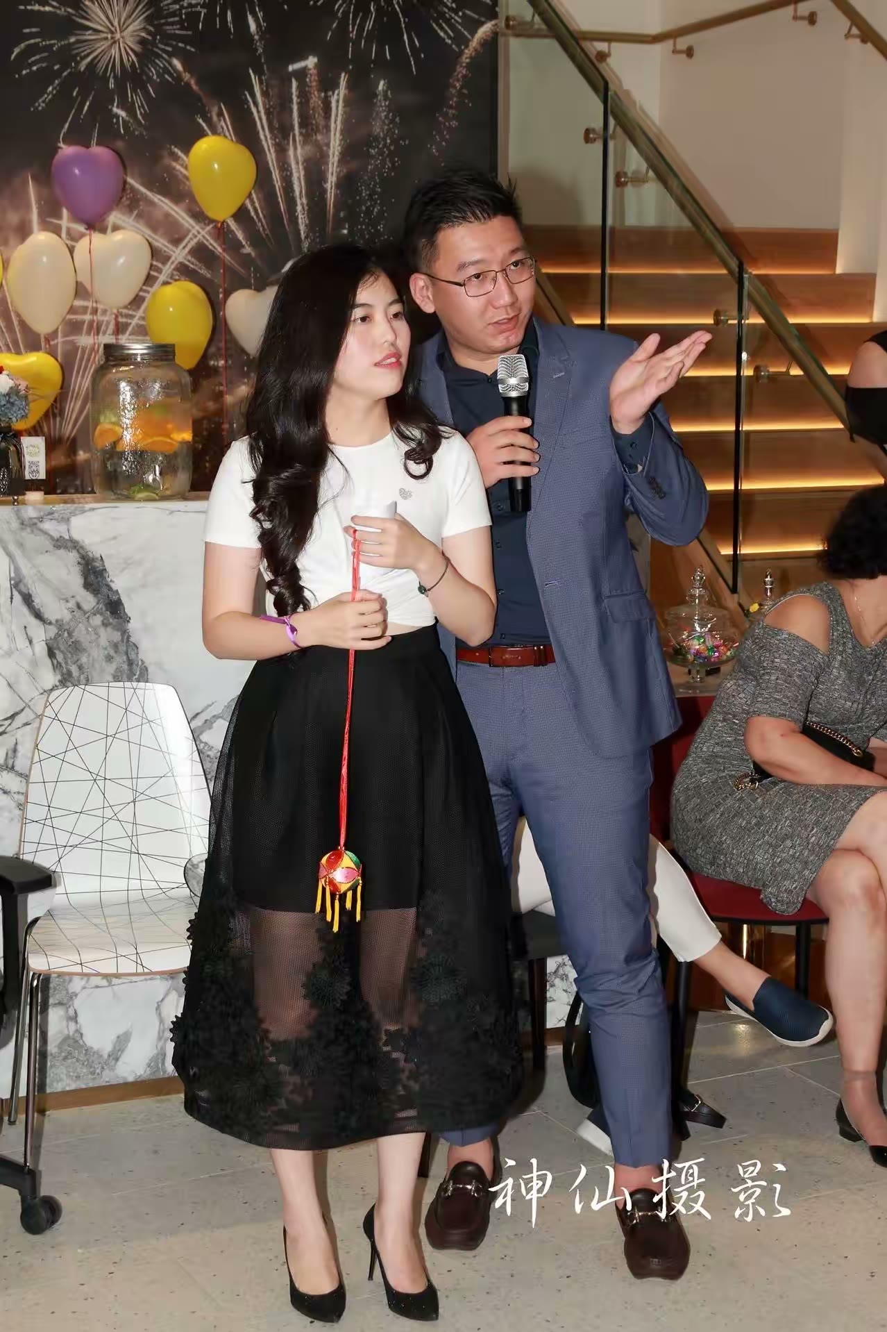 Singles social party, photograph 8
