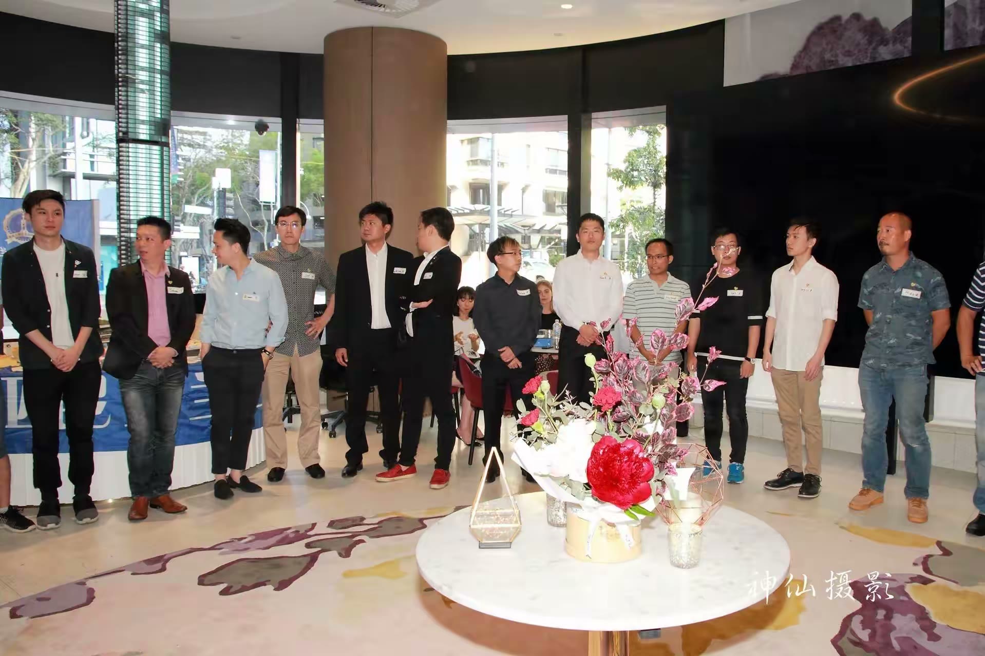 Singles social party, photograph 9