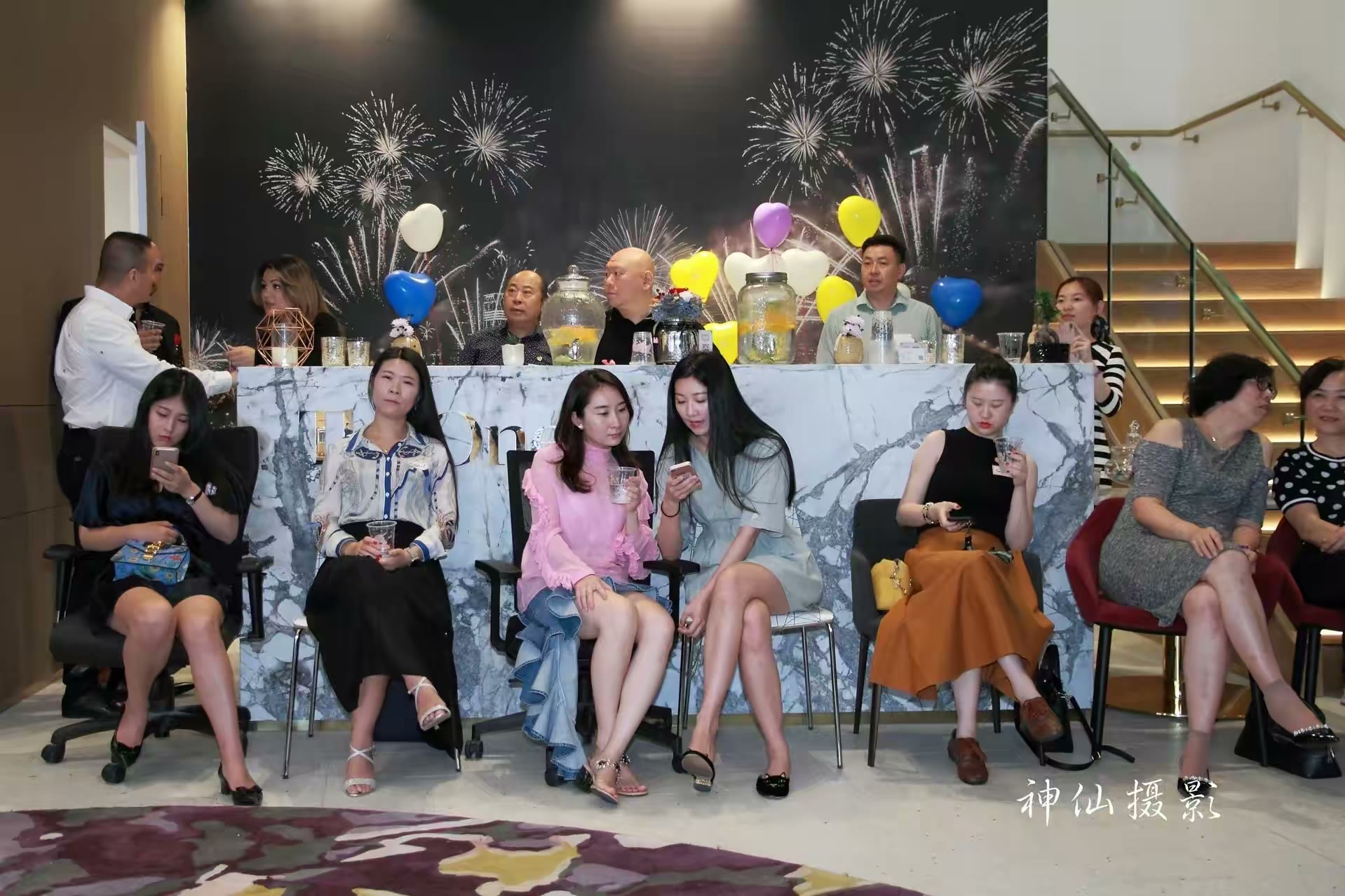 Singles social party, photograph 10