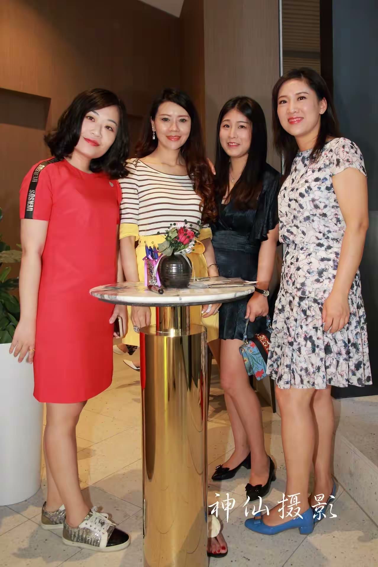 Singles social party, photograph 12