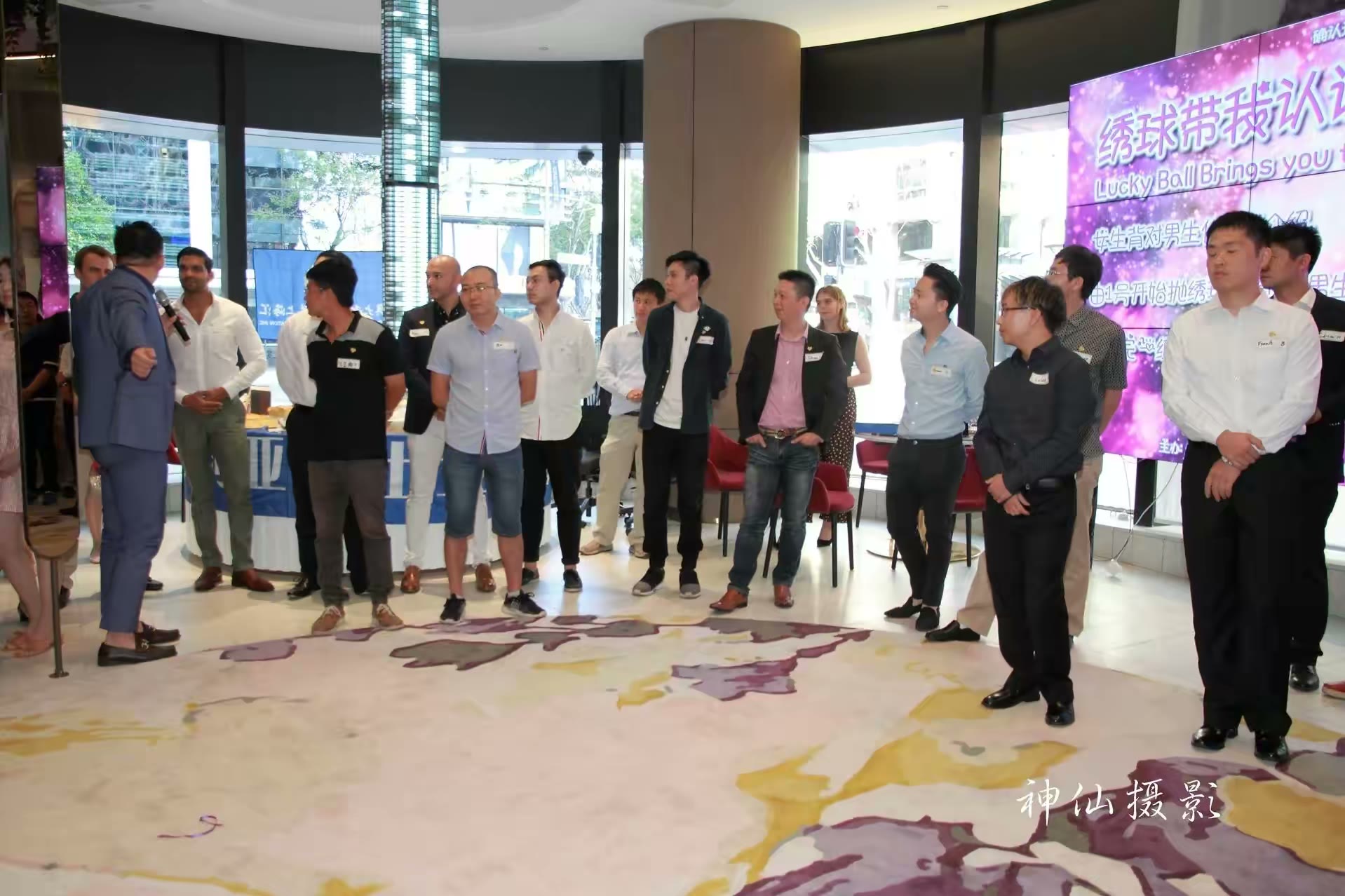 Singles social party, photograph 21