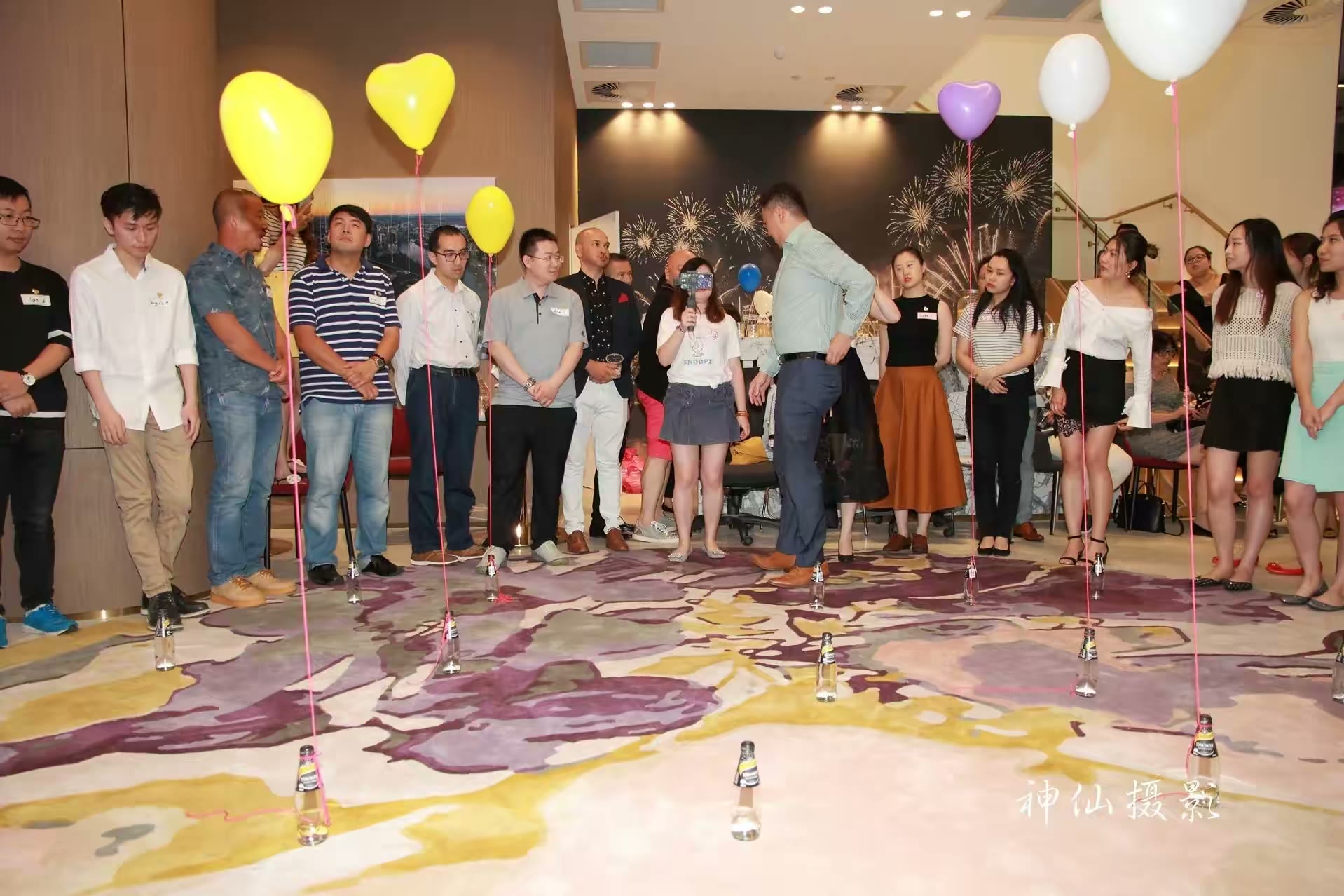 Singles social party, photograph 23