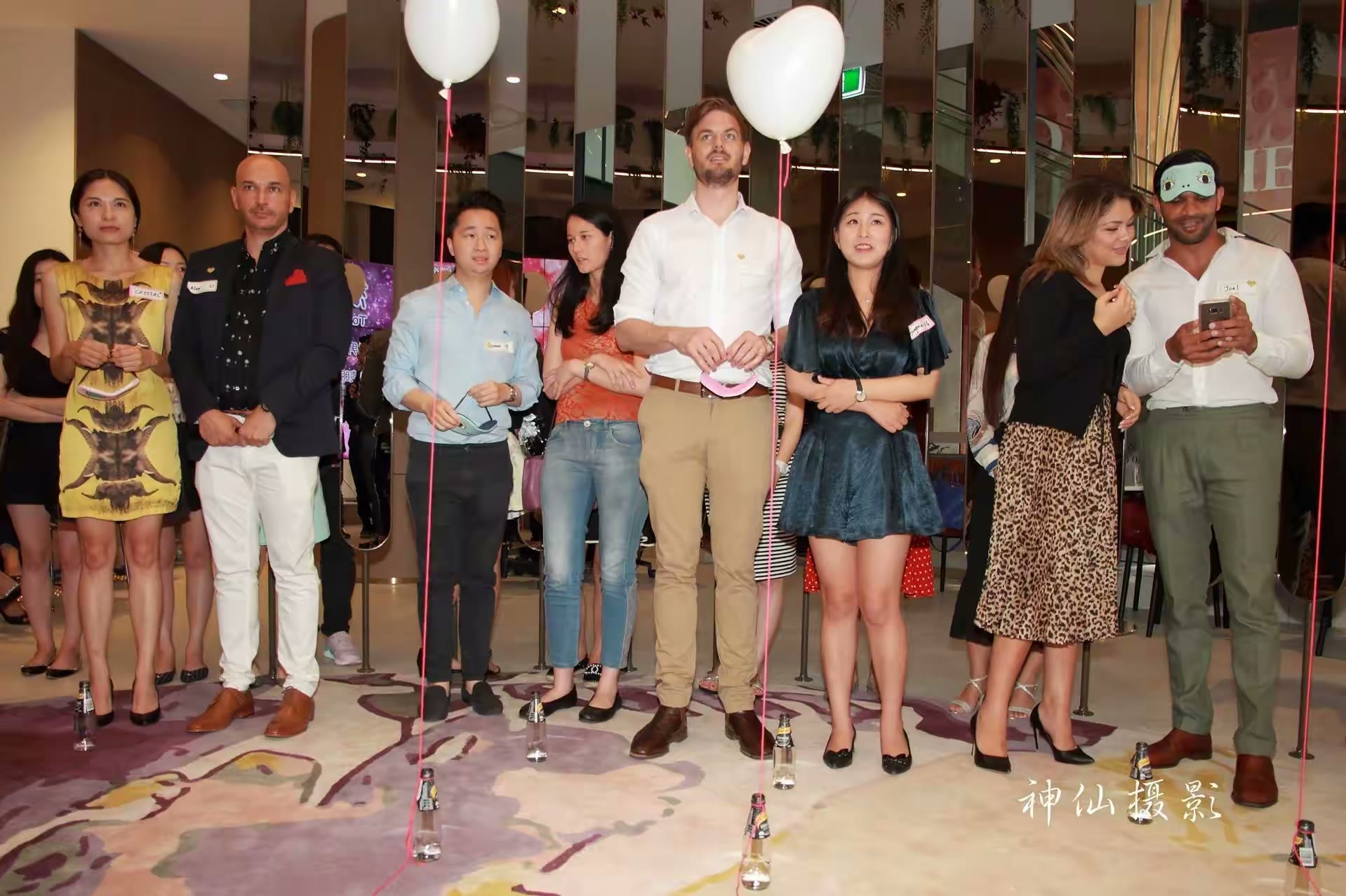 Singles social party, photograph 24