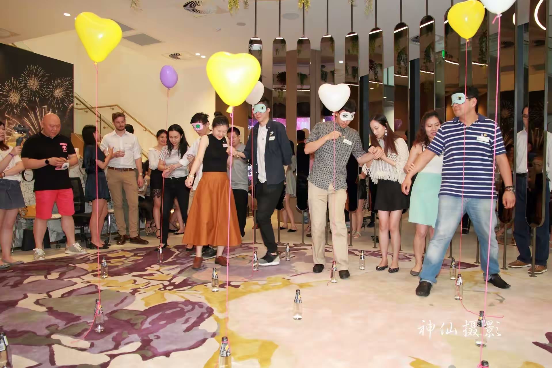 Singles social party, photograph 25
