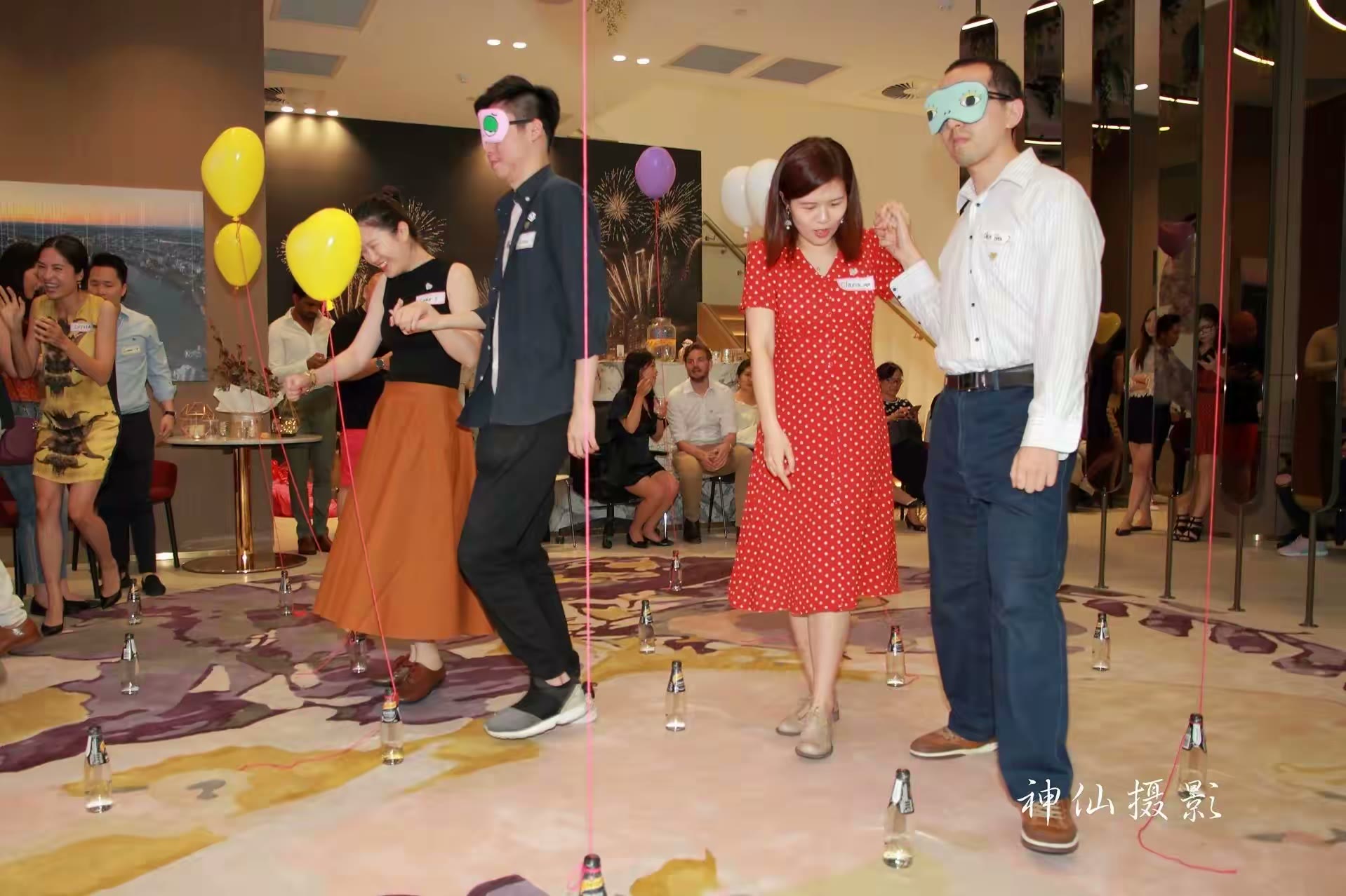 Singles social party, photograph 28