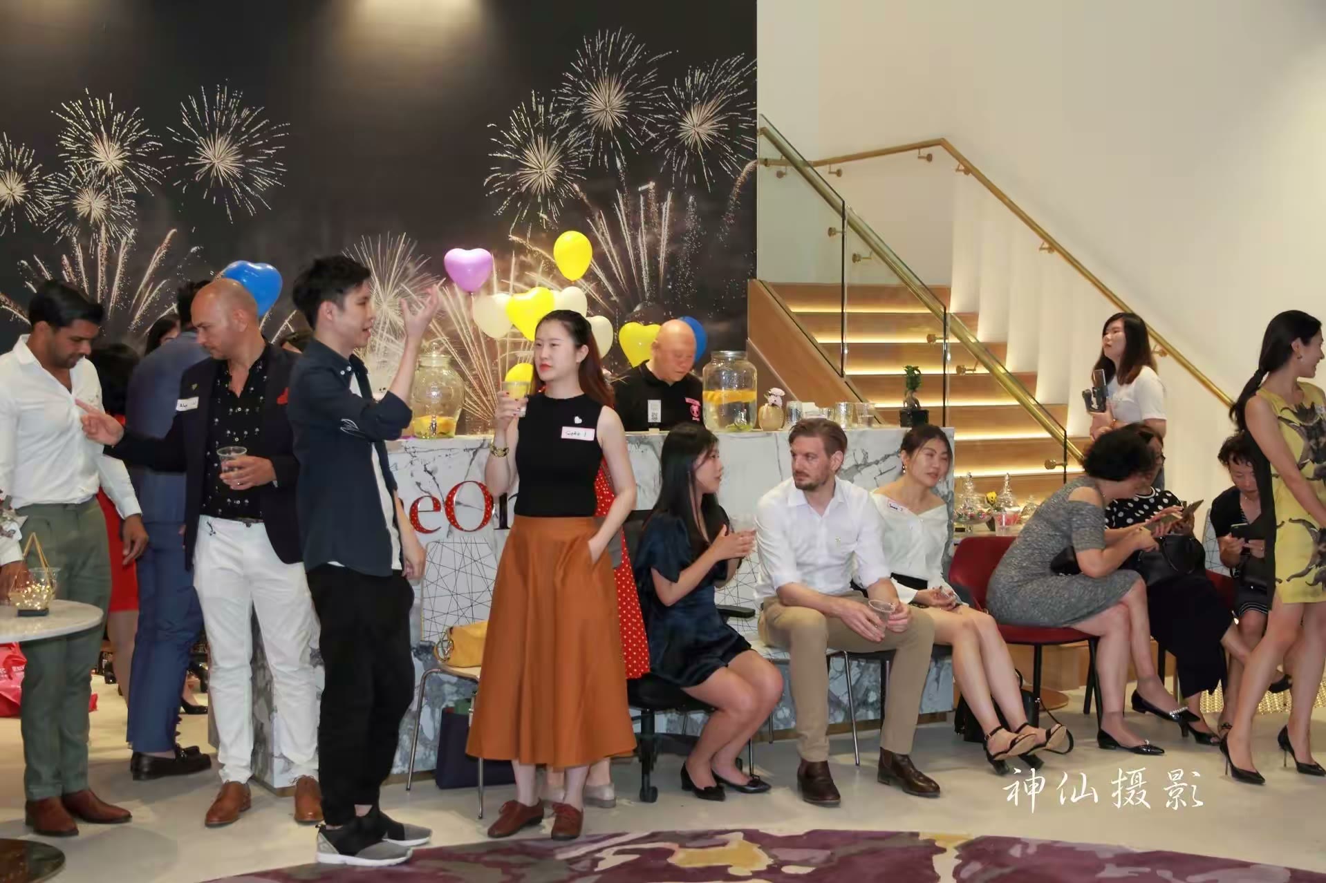 Singles social party, photograph 29