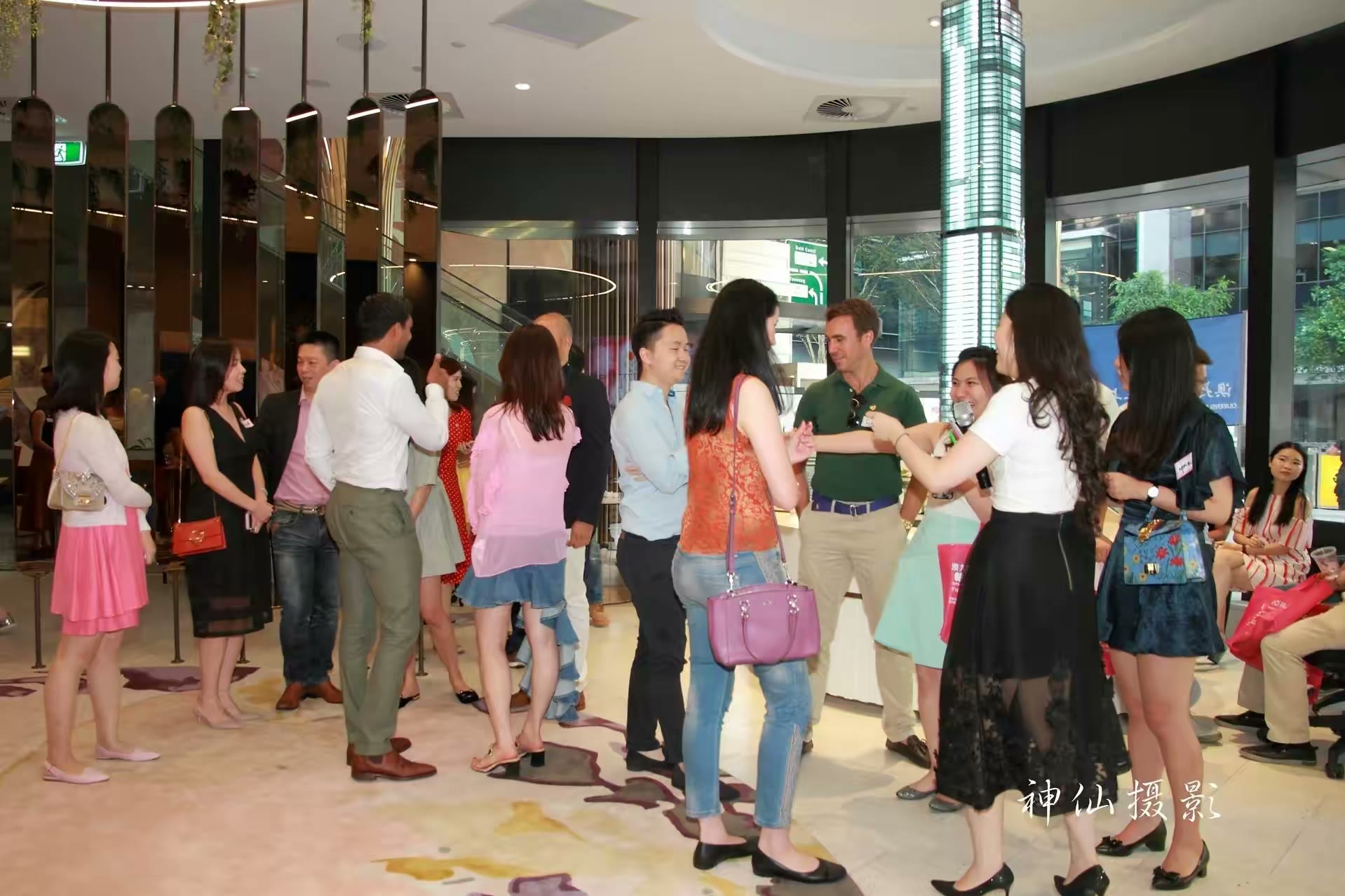 Singles social party, photograph 33