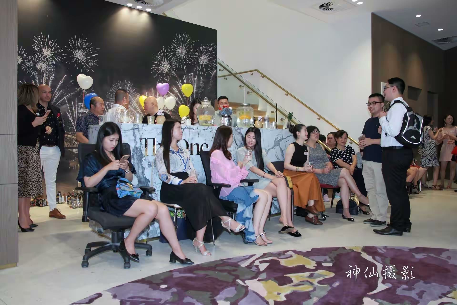 Singles social party, photograph 39