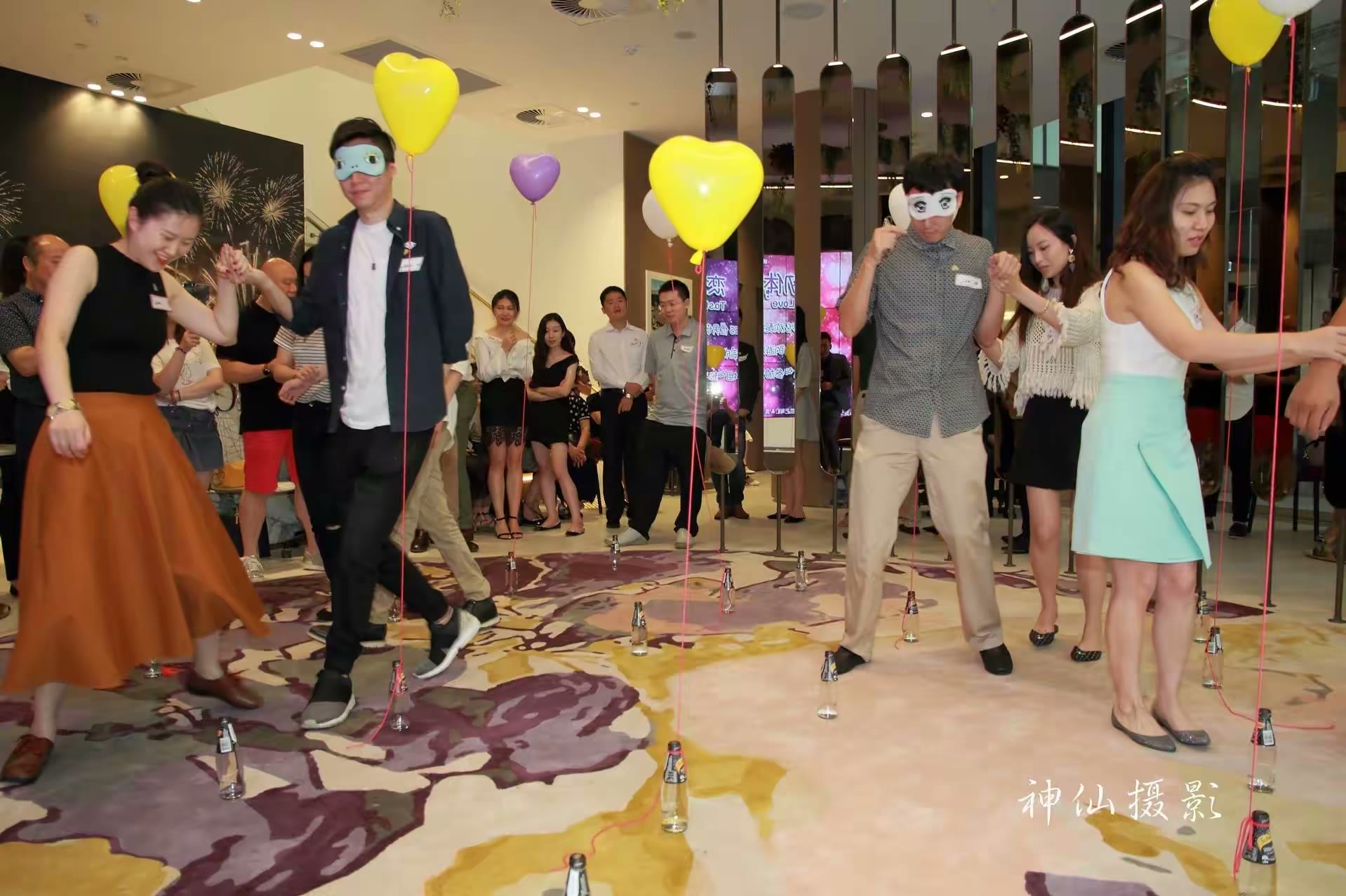 Singles social party, photograph 45