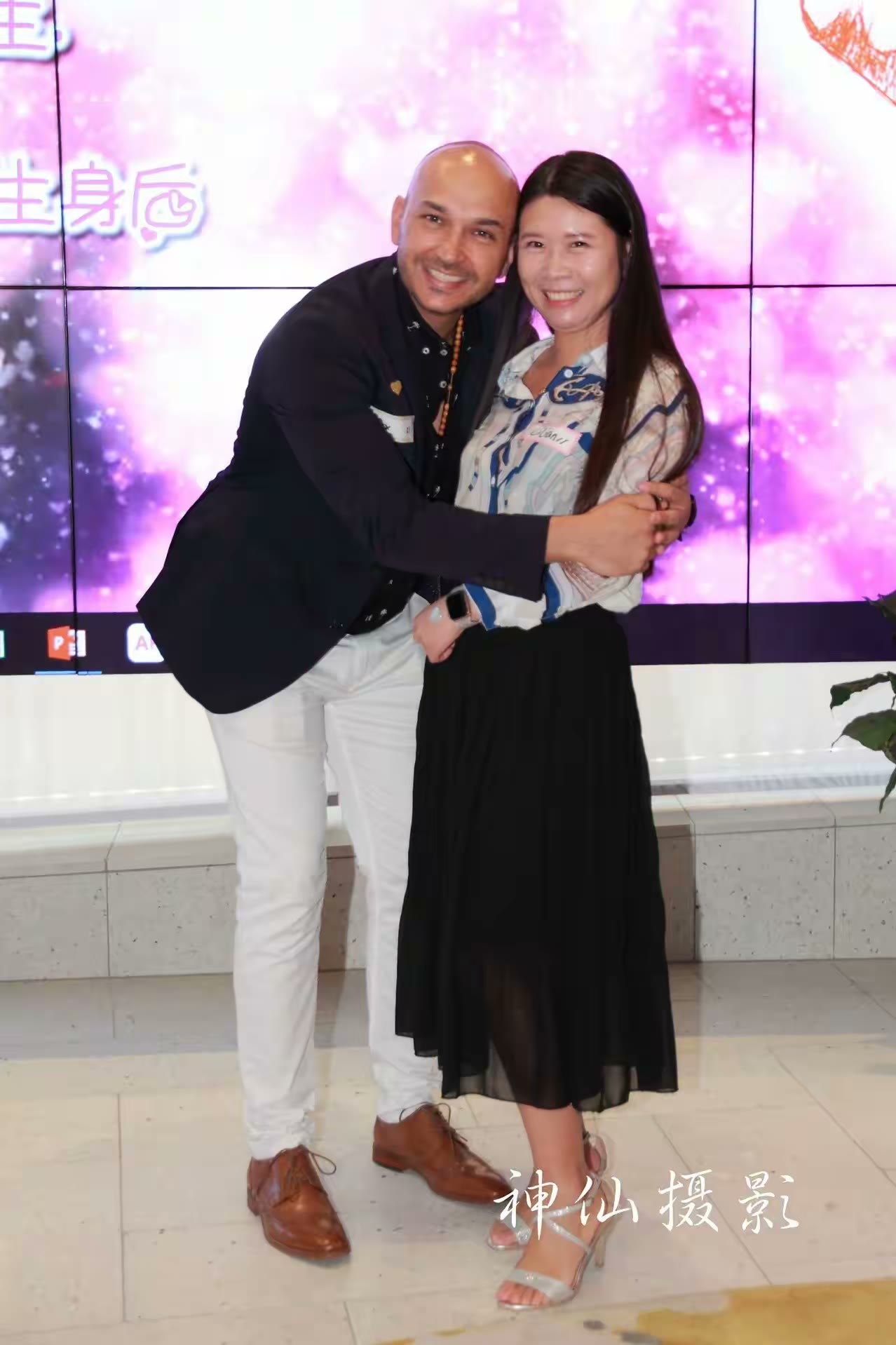 Singles social party, photograph 52