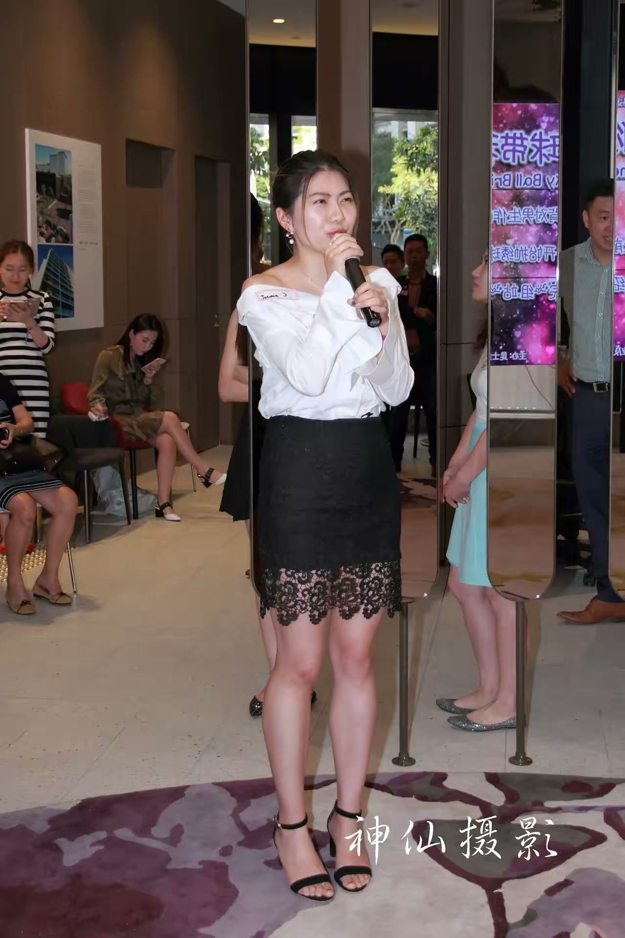 Singles social party, photograph 57