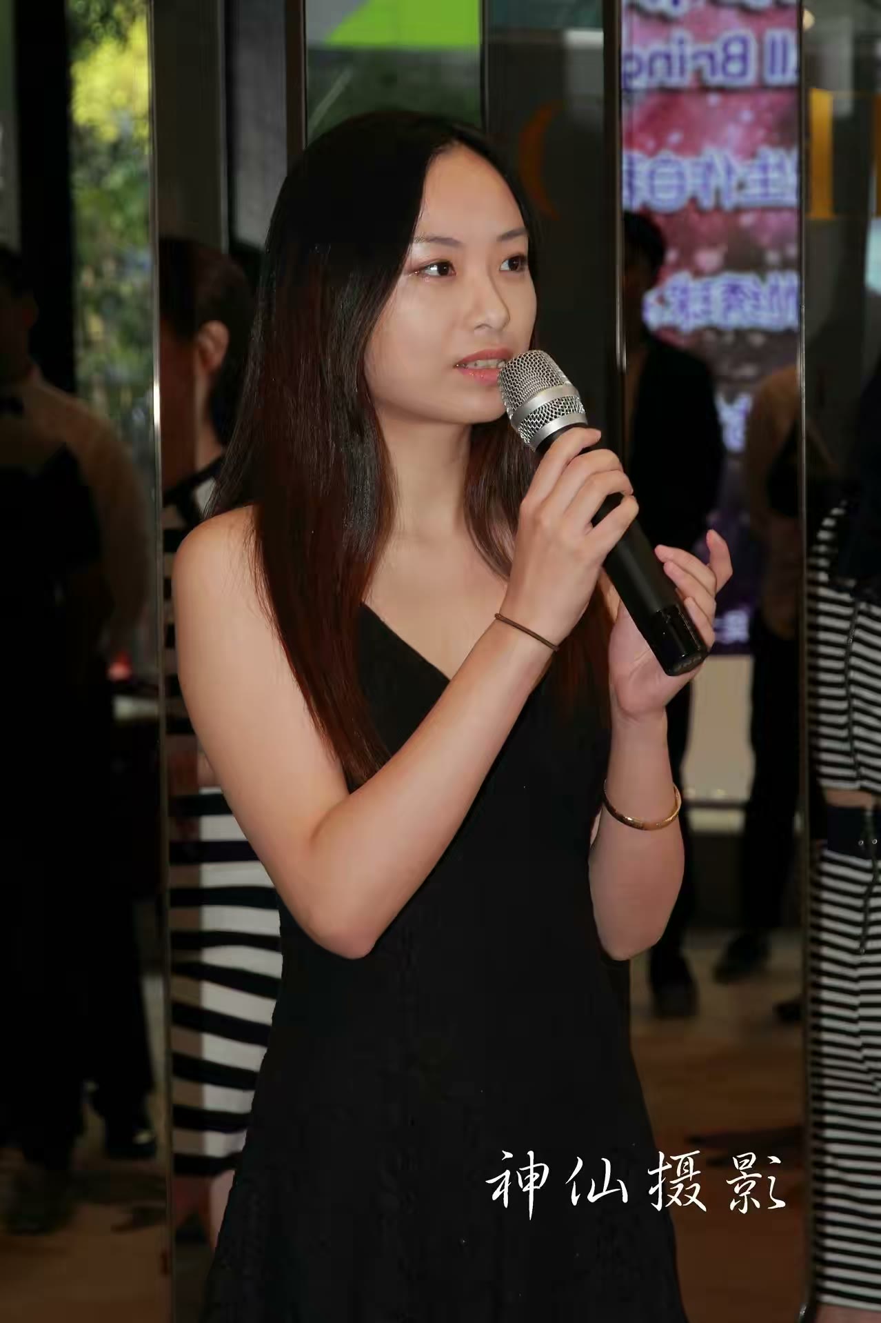 Singles social party, photograph 58