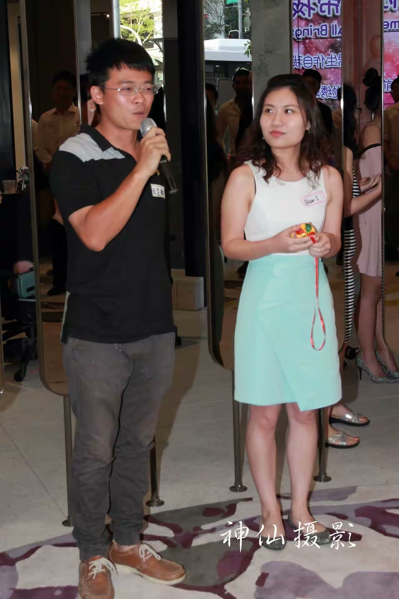 Singles social party, photograph 59