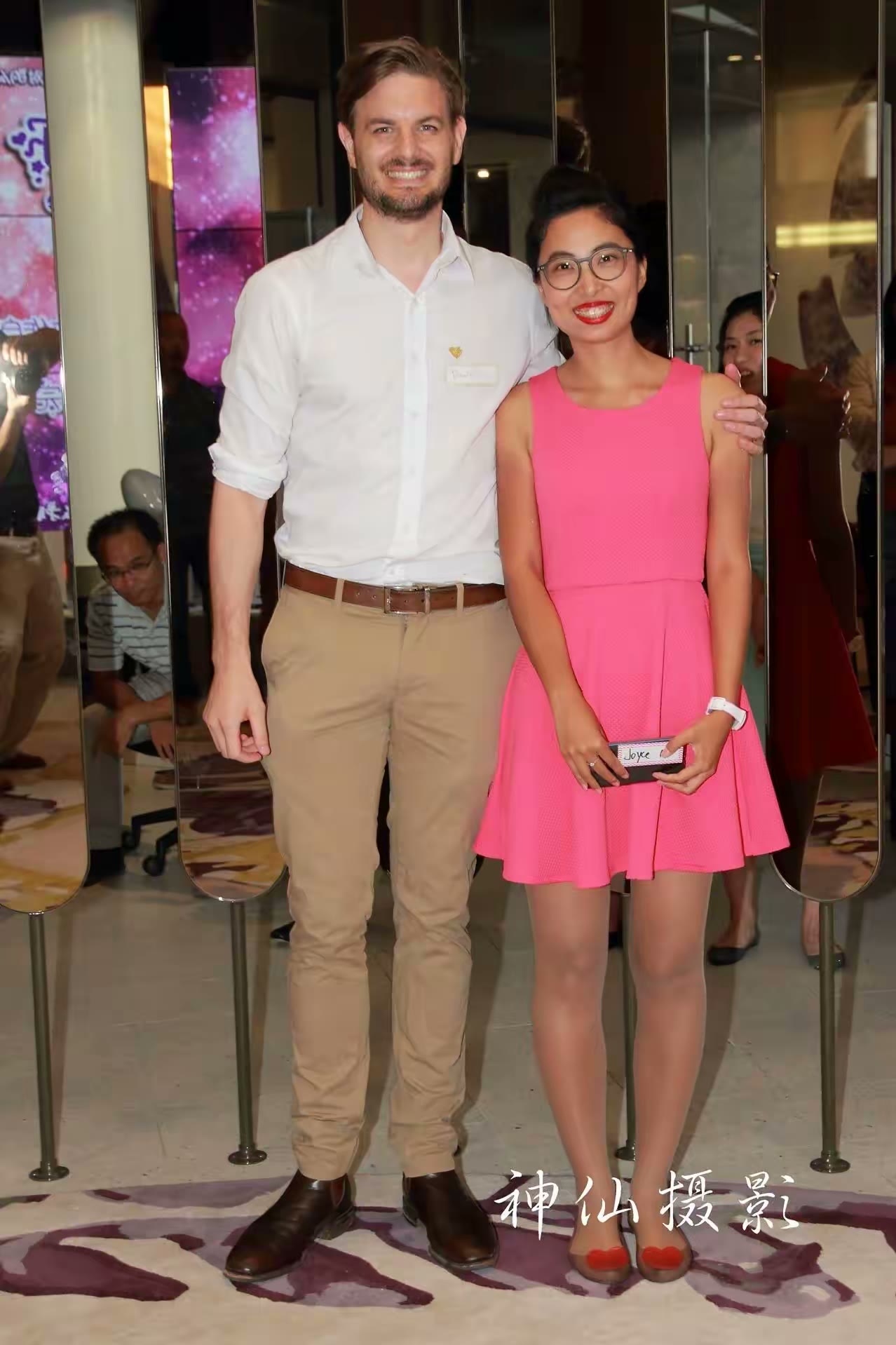 Singles social party, photograph 65