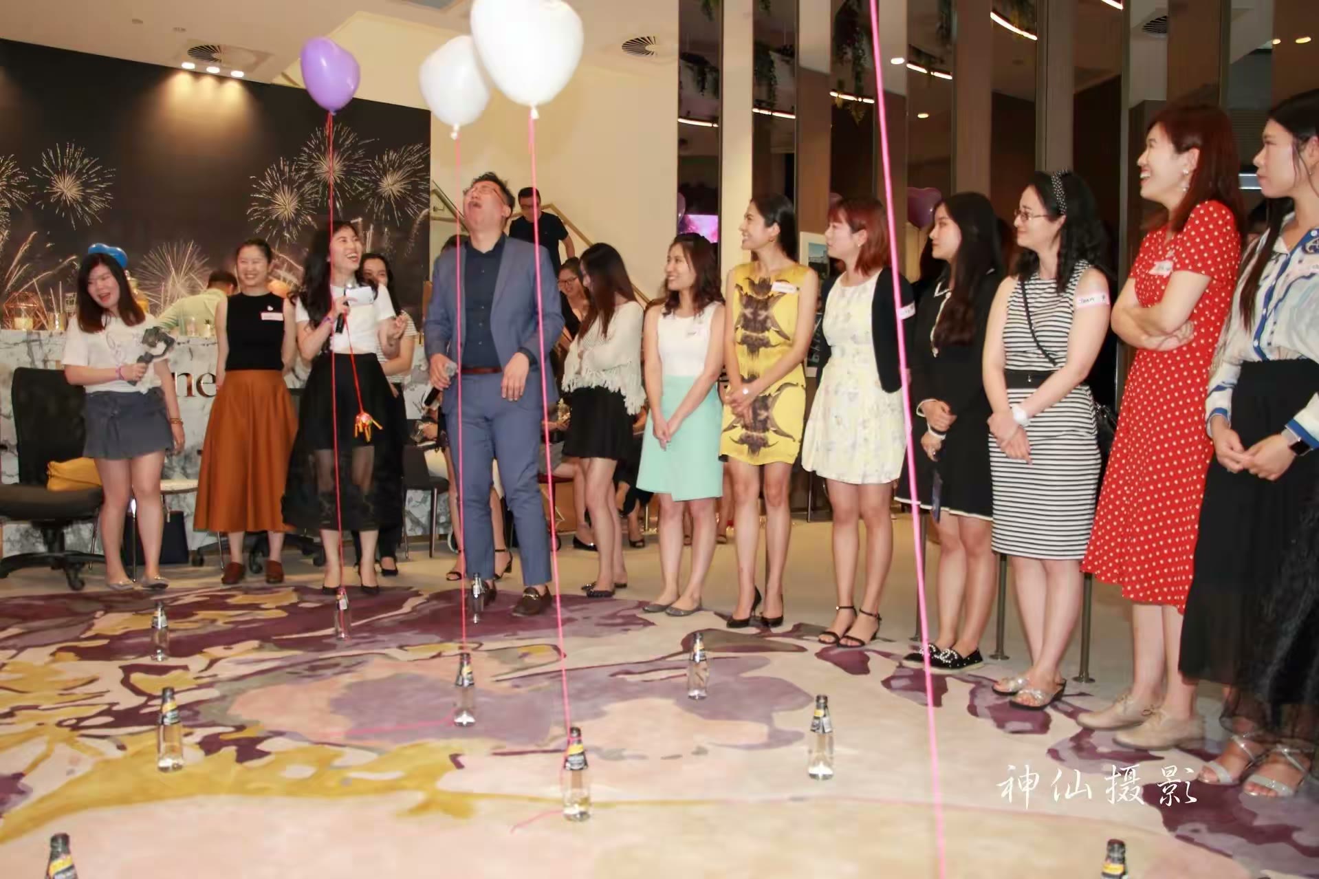 Singles social party, photograph 69