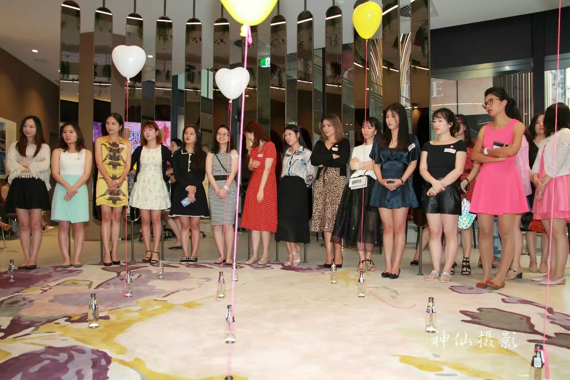 Singles social party, photograph 70
