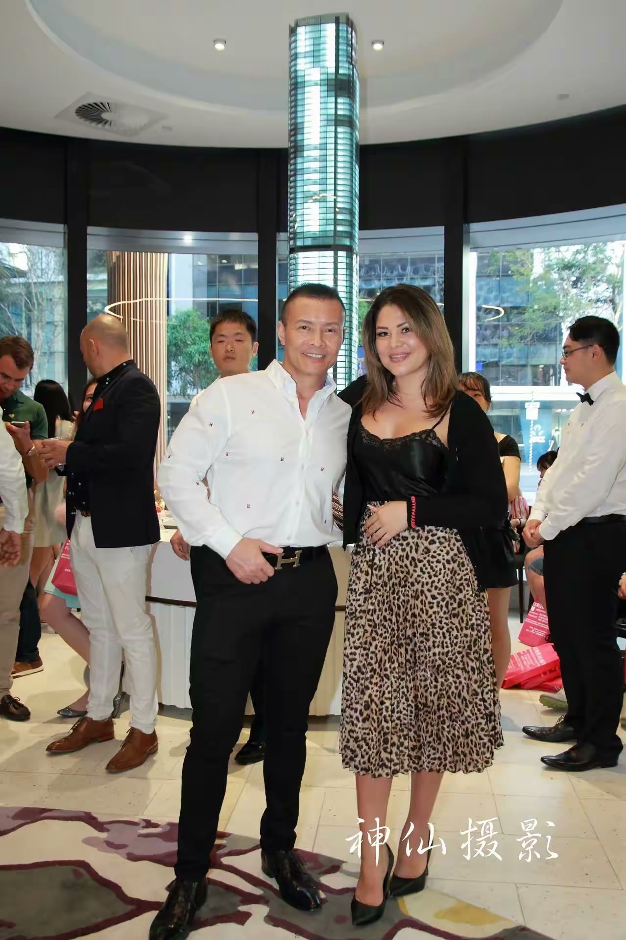 Singles social party, photograph 84