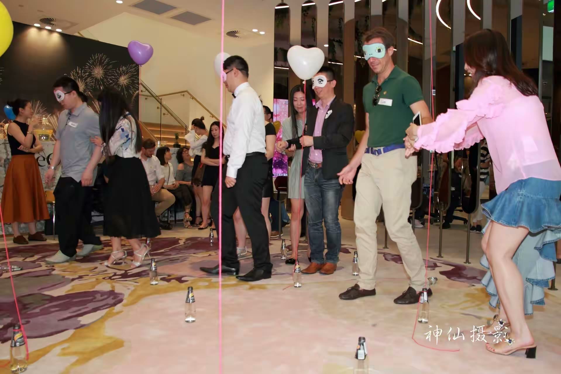 Singles social party, photograph 96