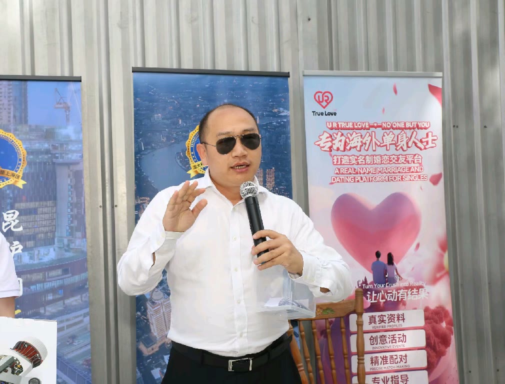 幸运抽奖与欢乐时刻，家庭欢聚日照片（77）