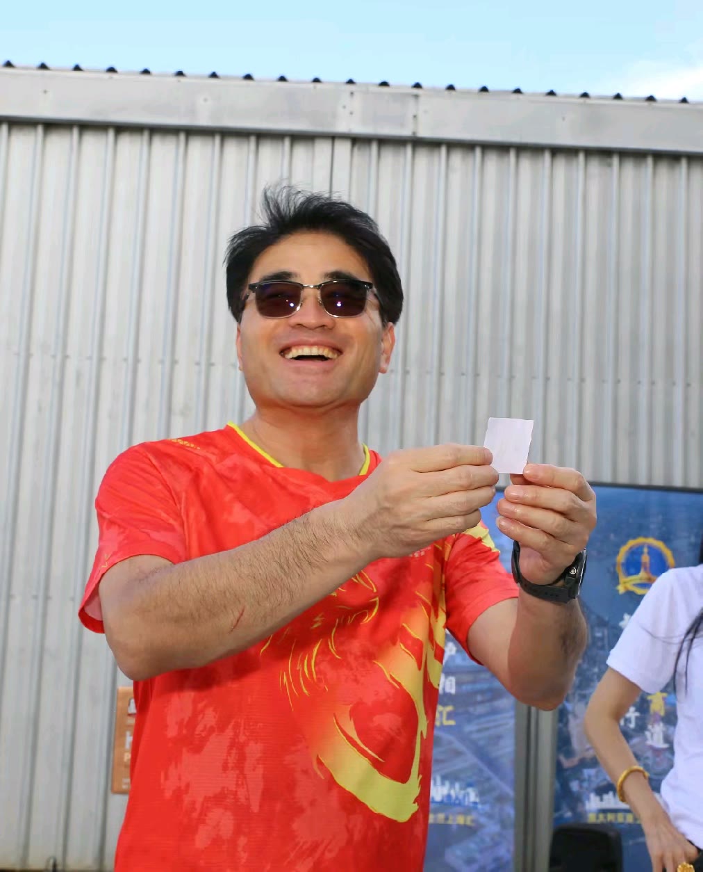 幸运抽奖与欢乐时刻，家庭欢聚日照片（81）